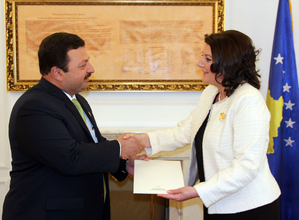 President of Pakistan’s Special Envoy and Minister of State for Foreign Affairs Nawabzada Malik Amad Khan shaking hands with Kosovan President Mrs. Atifete Jahjaga after handing over recognition letter signed by the President of Pakistan.