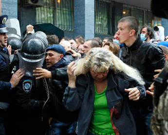 Hundreds of pro-Russian attack the police headquarters in Odessa