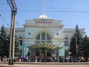 civilians flee donetsk